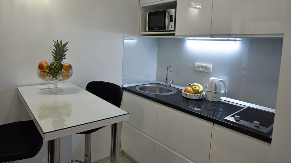 Deluxe Studio | Private kitchen | Fridge, electric kettle