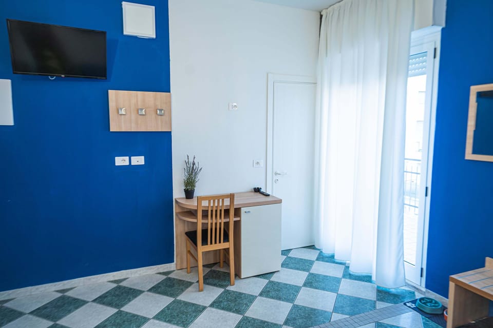 Quadruple Room | Minibar, in-room safe, desk, laptop workspace