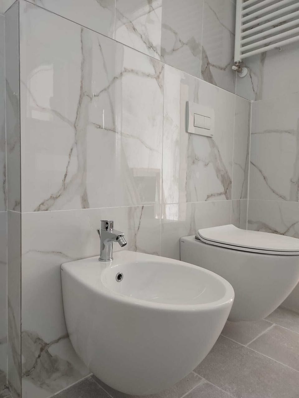 Shower, free toiletries, hair dryer, bidet