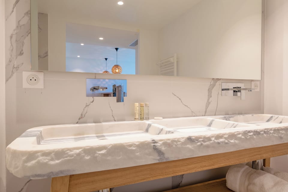 Superior Room | Bathroom | Free toiletries, hair dryer, towels