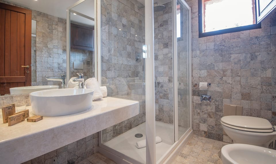 Shower, rainfall showerhead, free toiletries, hair dryer