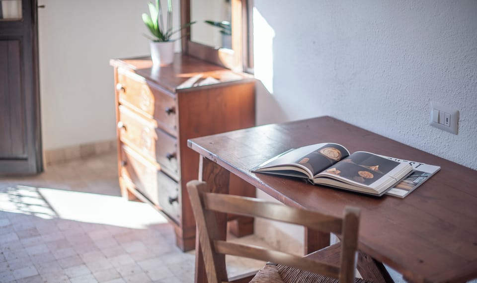 Classic Room | Minibar, in-room safe, desk, free WiFi