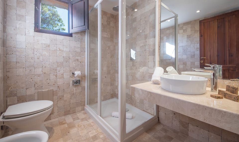 Shower, rainfall showerhead, free toiletries, hair dryer