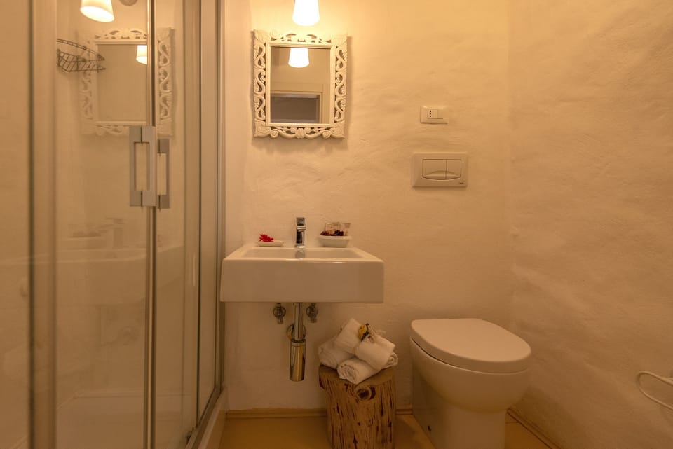 Double Room, 1 Double Bed | Bathroom | Shower, rainfall showerhead, hair dryer, towels