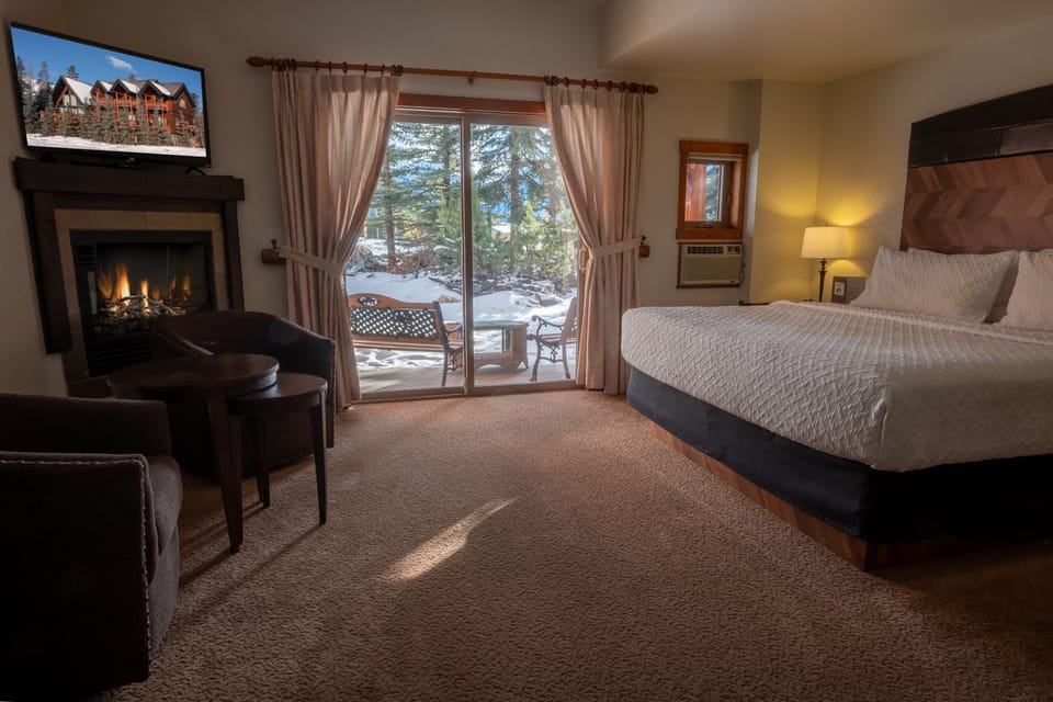 Travellers Deluxe King | Premium bedding, pillowtop beds, laptop workspace, iron/ironing board