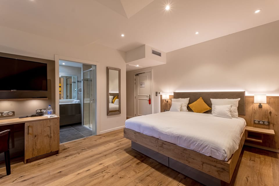 New - Prestige Double Room (The Park) | Minibar, in-room safe, desk, iron/ironing board