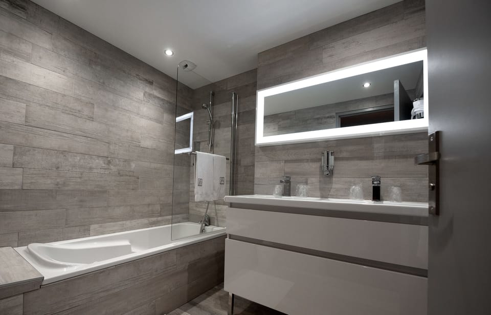 Elegance Suite | Bathroom | Hair dryer, towels