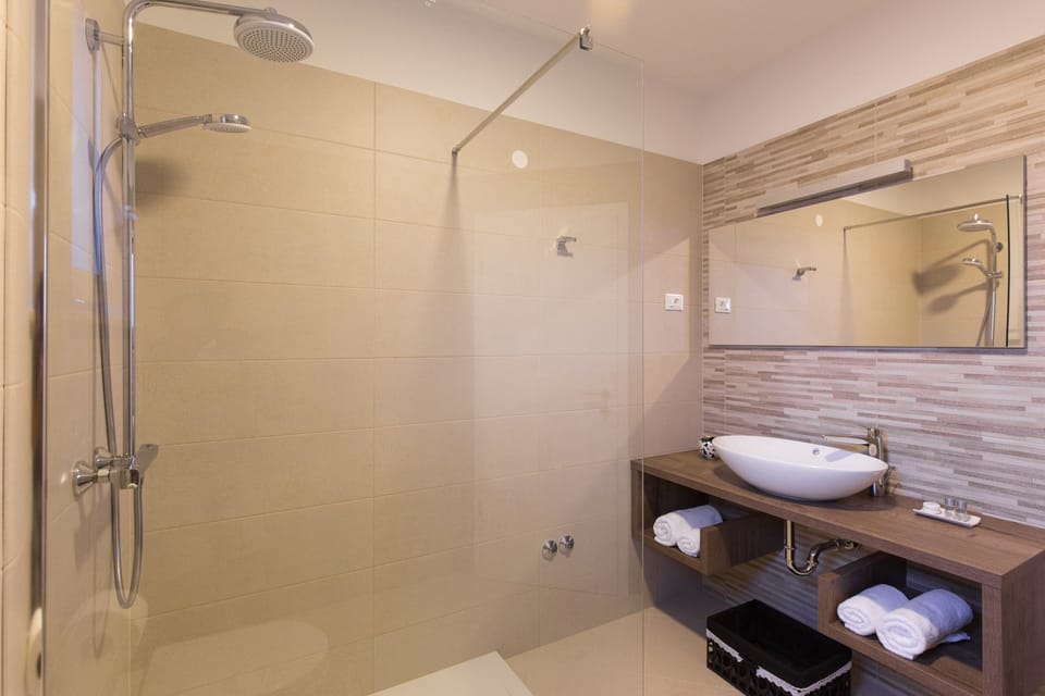 Double Room | Bathroom | Shower, free toiletries, hair dryer