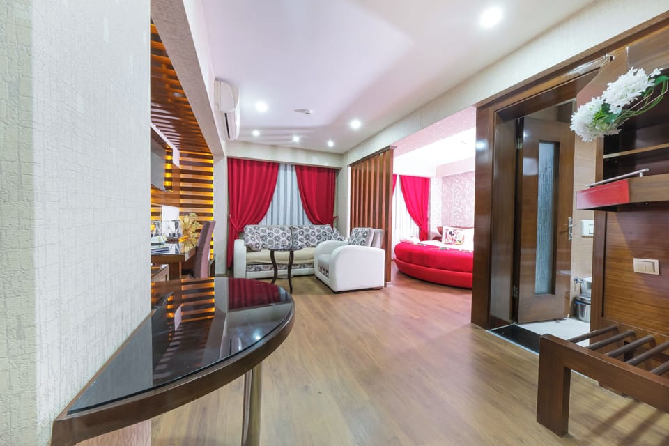 Suite | Premium bedding, minibar, in-room safe, laptop workspace