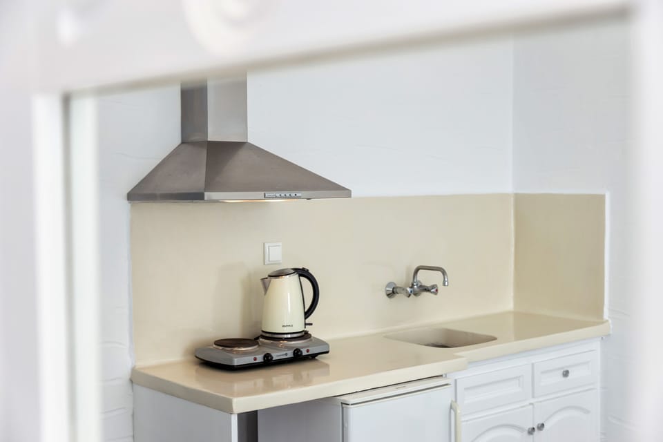 Superior Studio, Sea View | Private kitchenette | Fridge, cookware/dishes/utensils