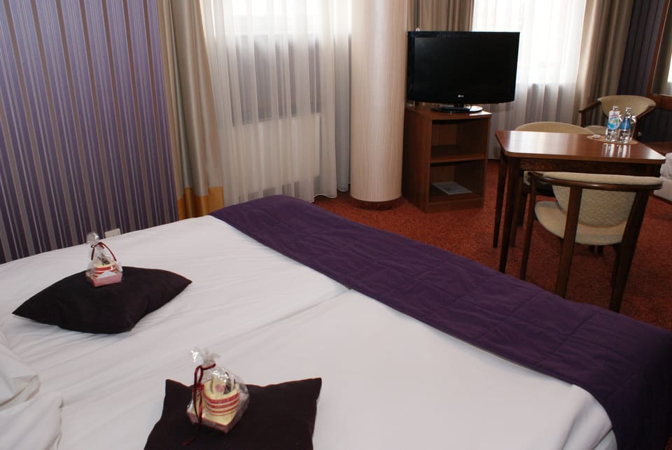 Premium bedding, pillowtop beds, in-room safe, desk