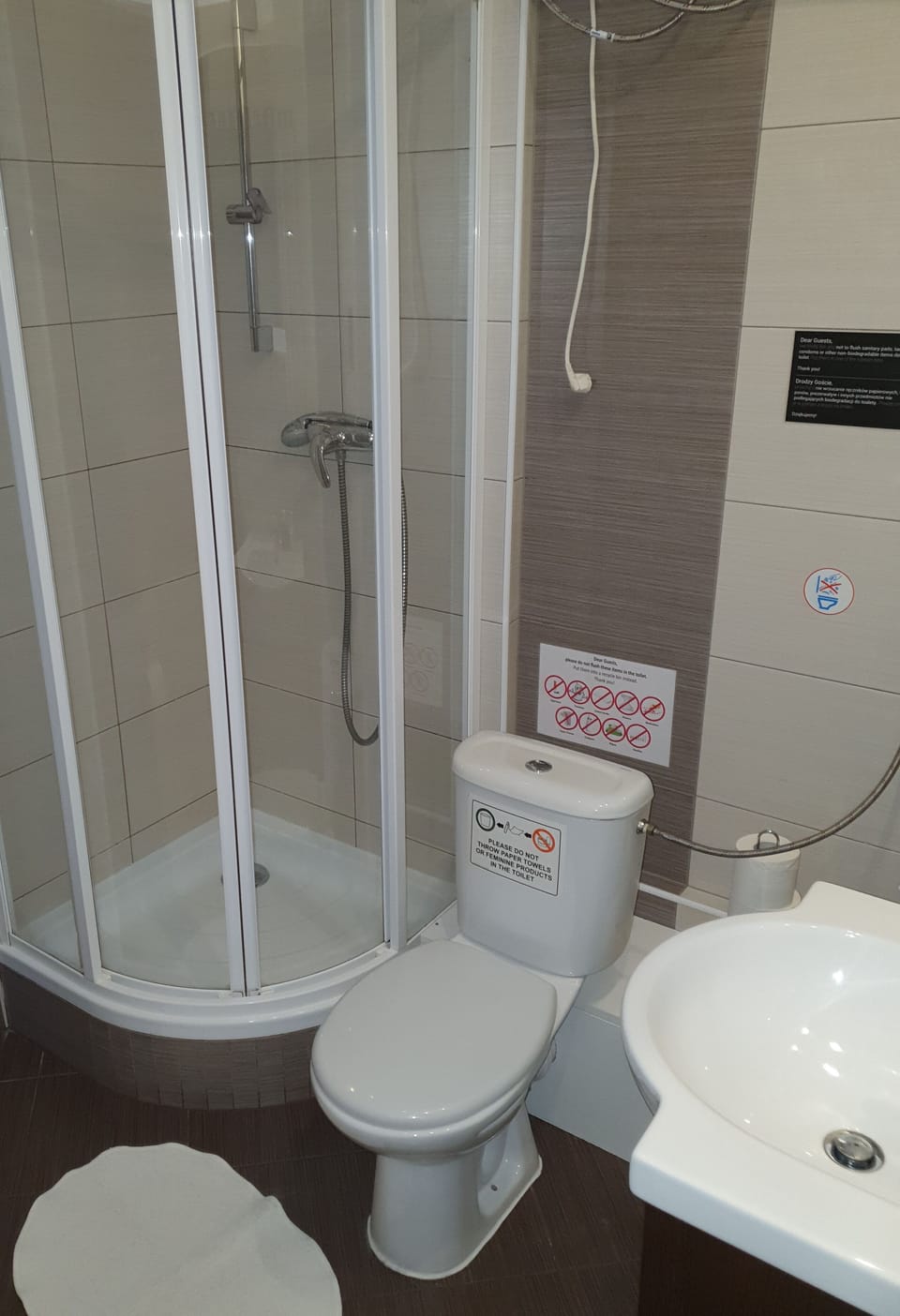 Studio Suite | Bathroom | Shower, hair dryer, towels