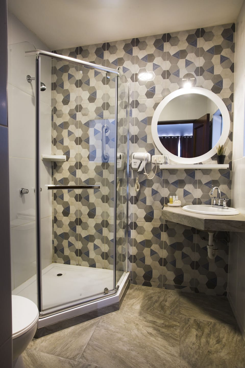 Double Room | Bathroom | Shower, free toiletries, hair dryer, towels