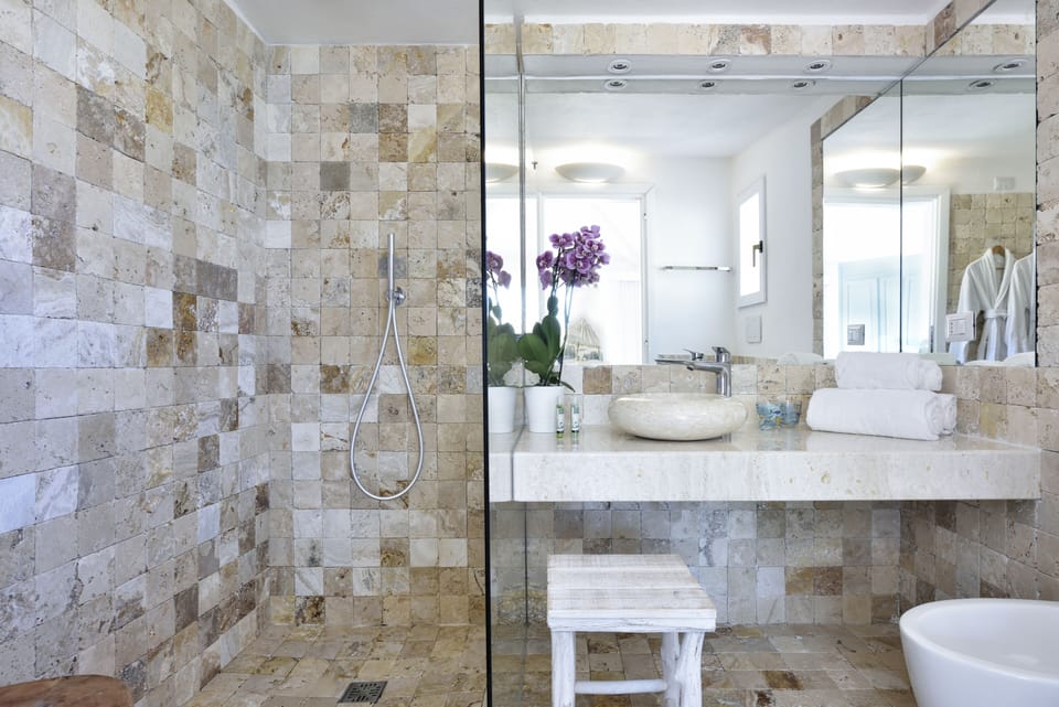 Superior Room, Sea View | Bathroom | Shower, free toiletries, hair dryer, bidet