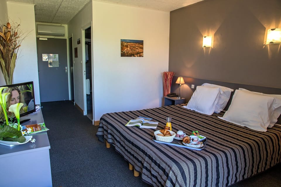 Superior Double Room, Balcony | Laptop workspace, blackout drapes, soundproofing, free WiFi
