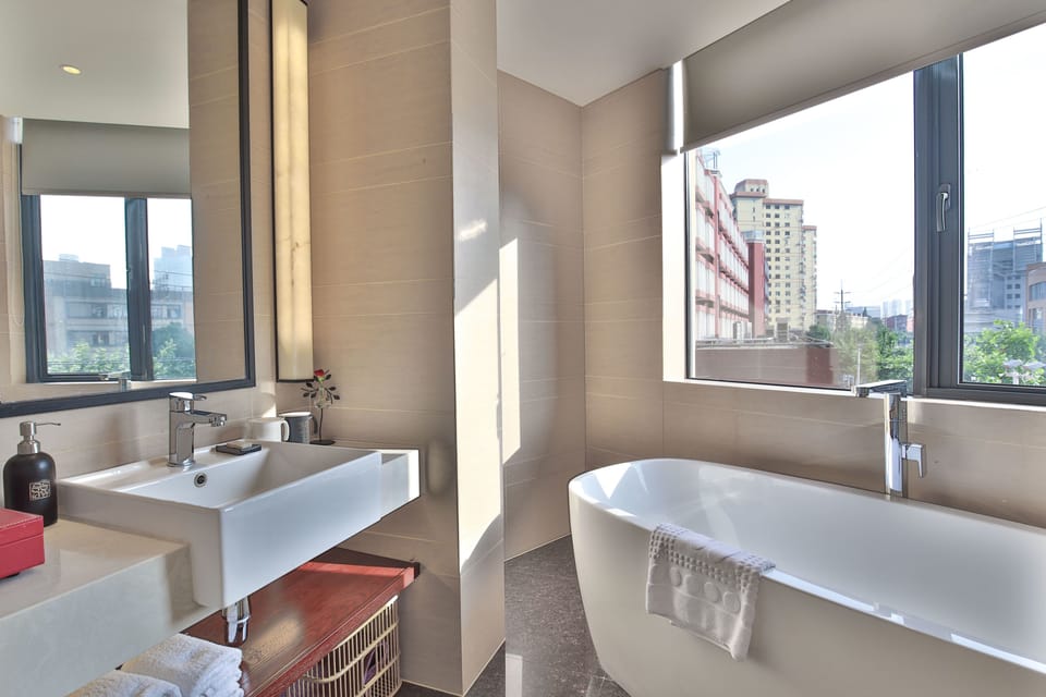 Classic Double Room | Bathroom | Shower, rainfall showerhead, free toiletries, hair dryer