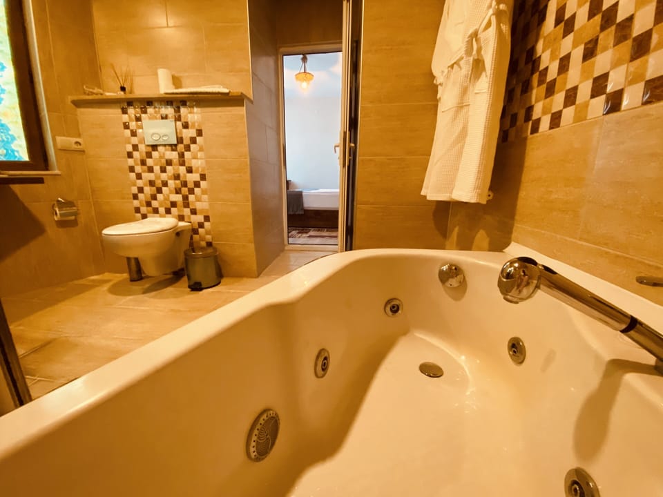 Deluxe Room, Jetted Tub | Bathroom | Free toiletries, hair dryer, slippers, towels