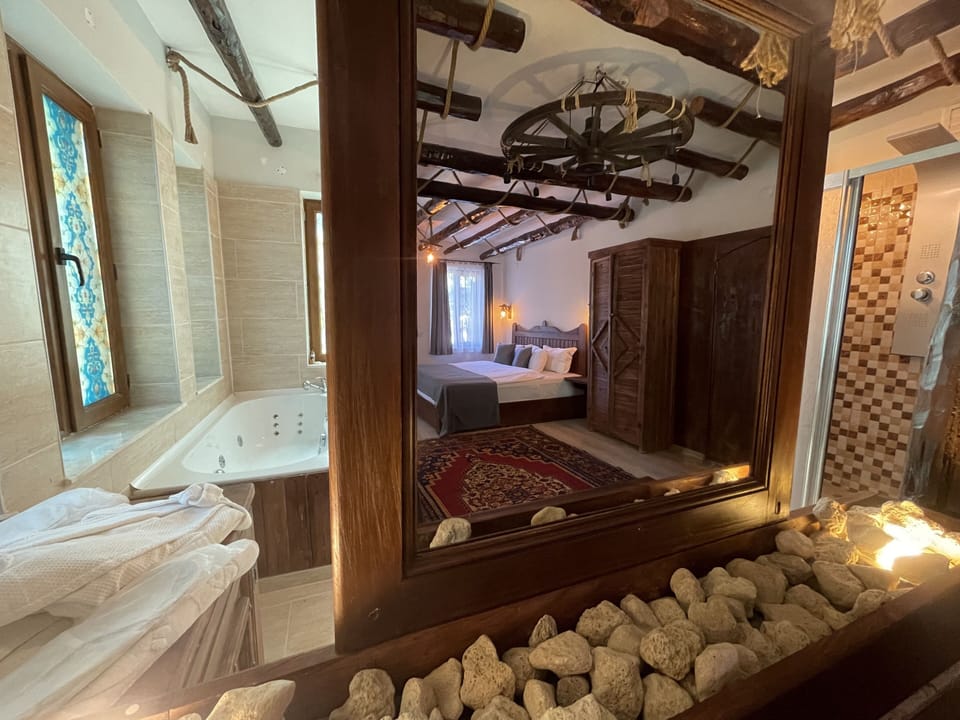 Honeymoon Suite, Jetted Tub, Garden View | 1 bedroom, premium bedding, desk, soundproofing