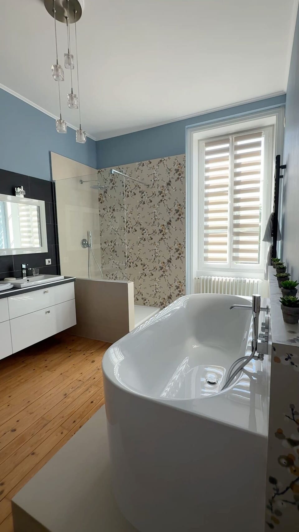 Deluxe Suite (Victor Hugo) | Bathroom | Hair dryer, towels, soap, shampoo