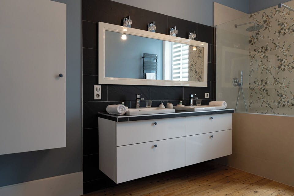 Deluxe Suite (Victor Hugo) | Bathroom | Hair dryer, towels, soap, shampoo