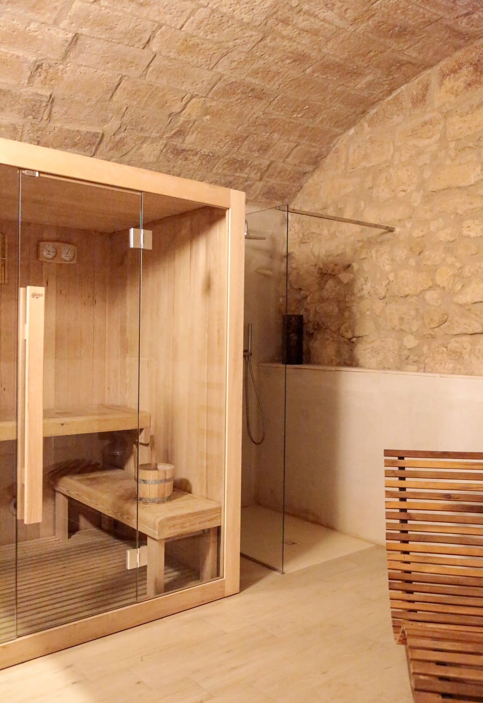 Suite, Sauna | Bathroom | Shower, free toiletries, hair dryer, slippers