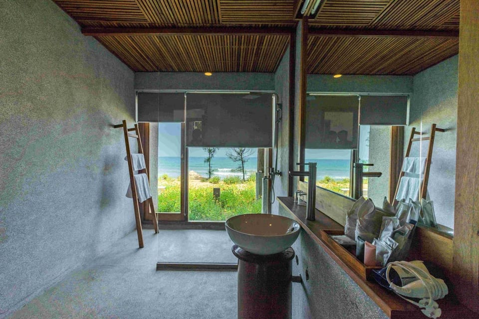 Suite | Bathroom | Shower, designer toiletries, hair dryer, bathrobes