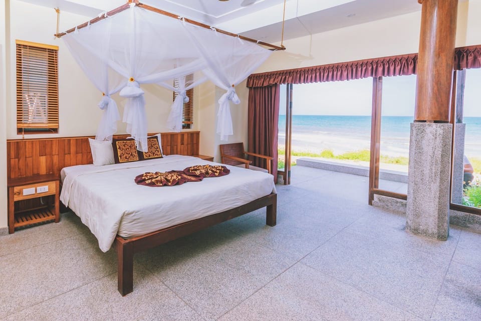 Deluxe Double Room, Ocean View | Desk, blackout drapes, free WiFi