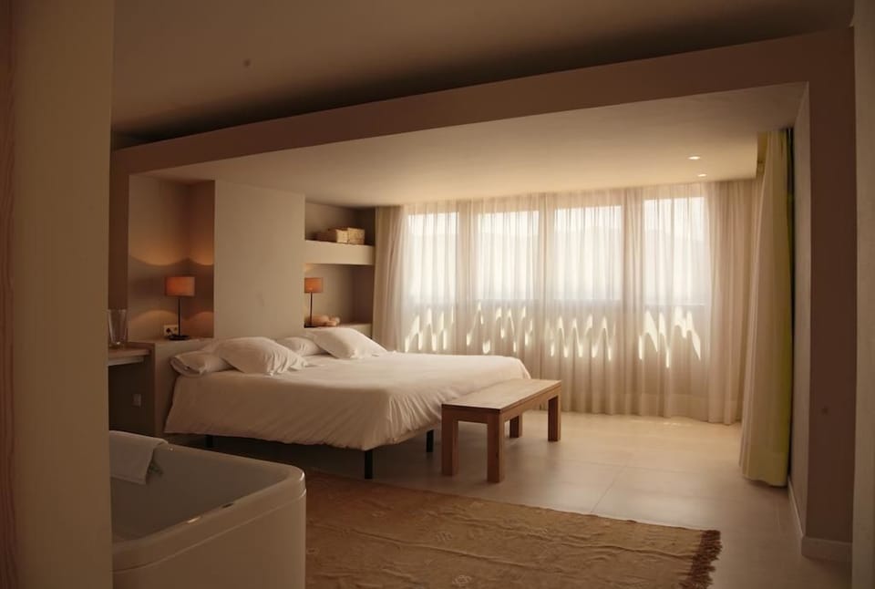 Grand Suite | Minibar, individually decorated, individually furnished, desk