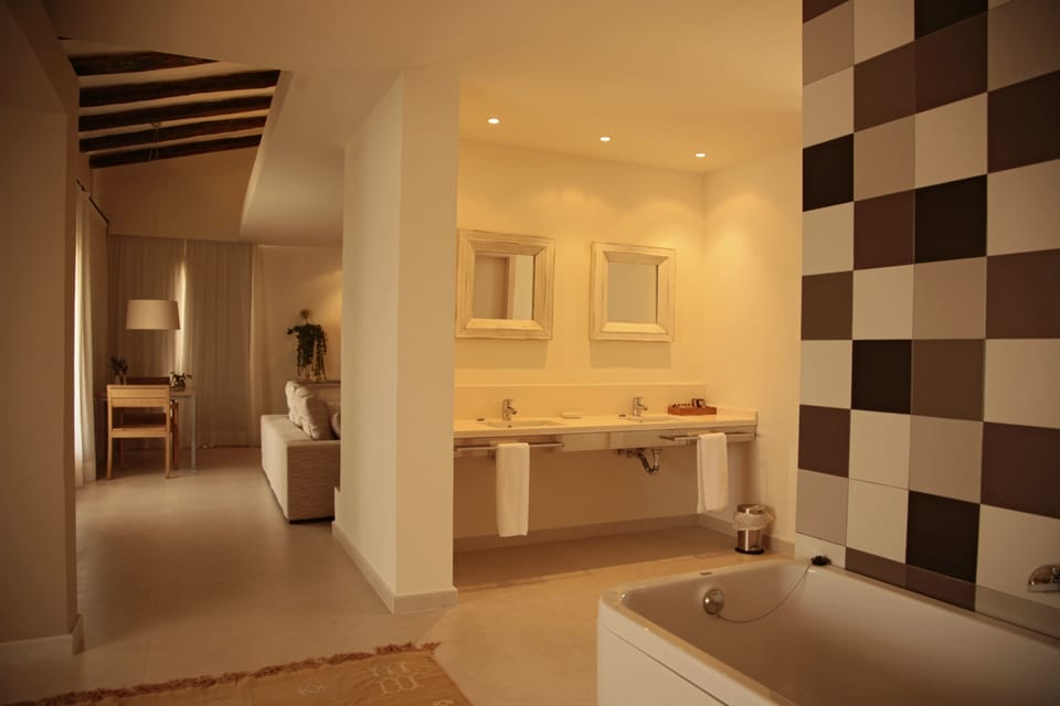 Grand Suite | Bathroom | Bathtub, free toiletries, hair dryer, slippers