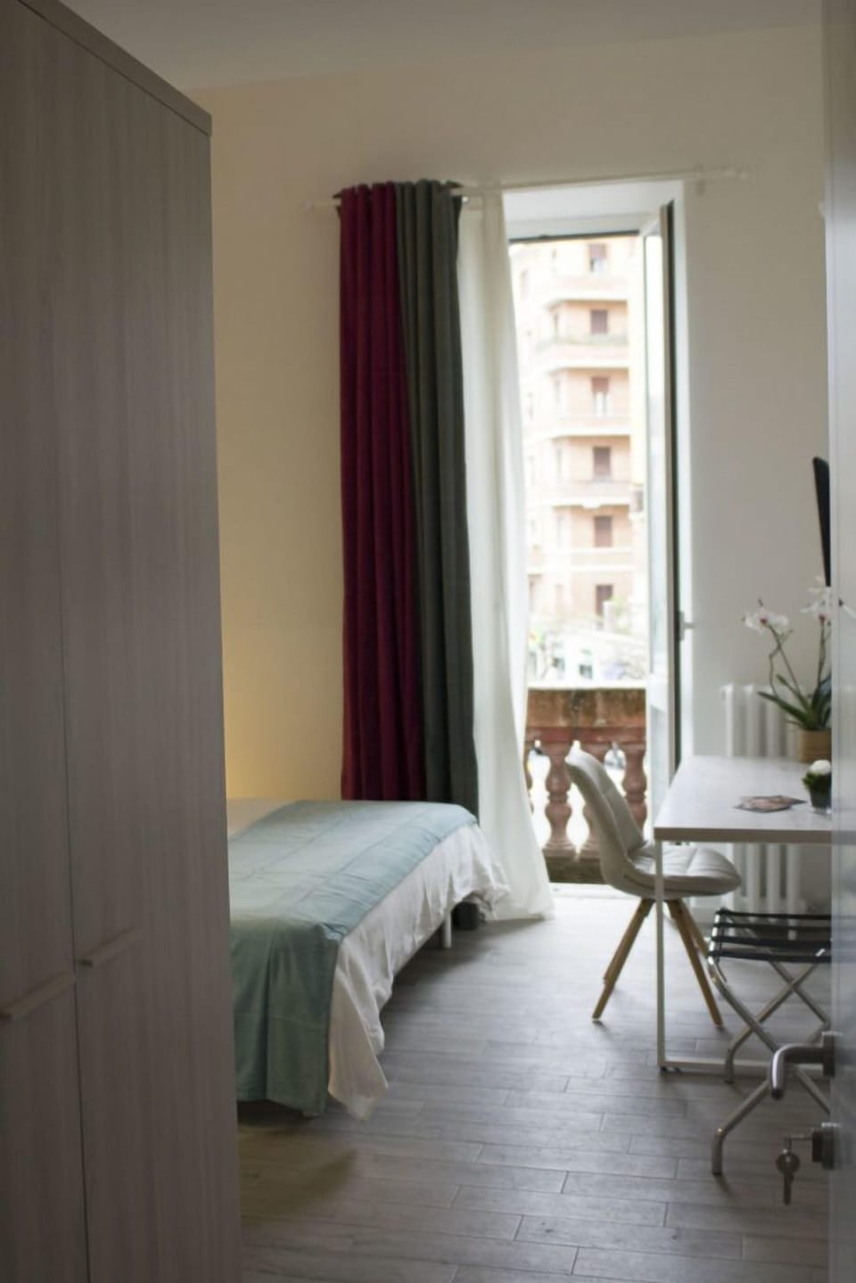 Single Room | In-room safe, desk, free WiFi, bed sheets