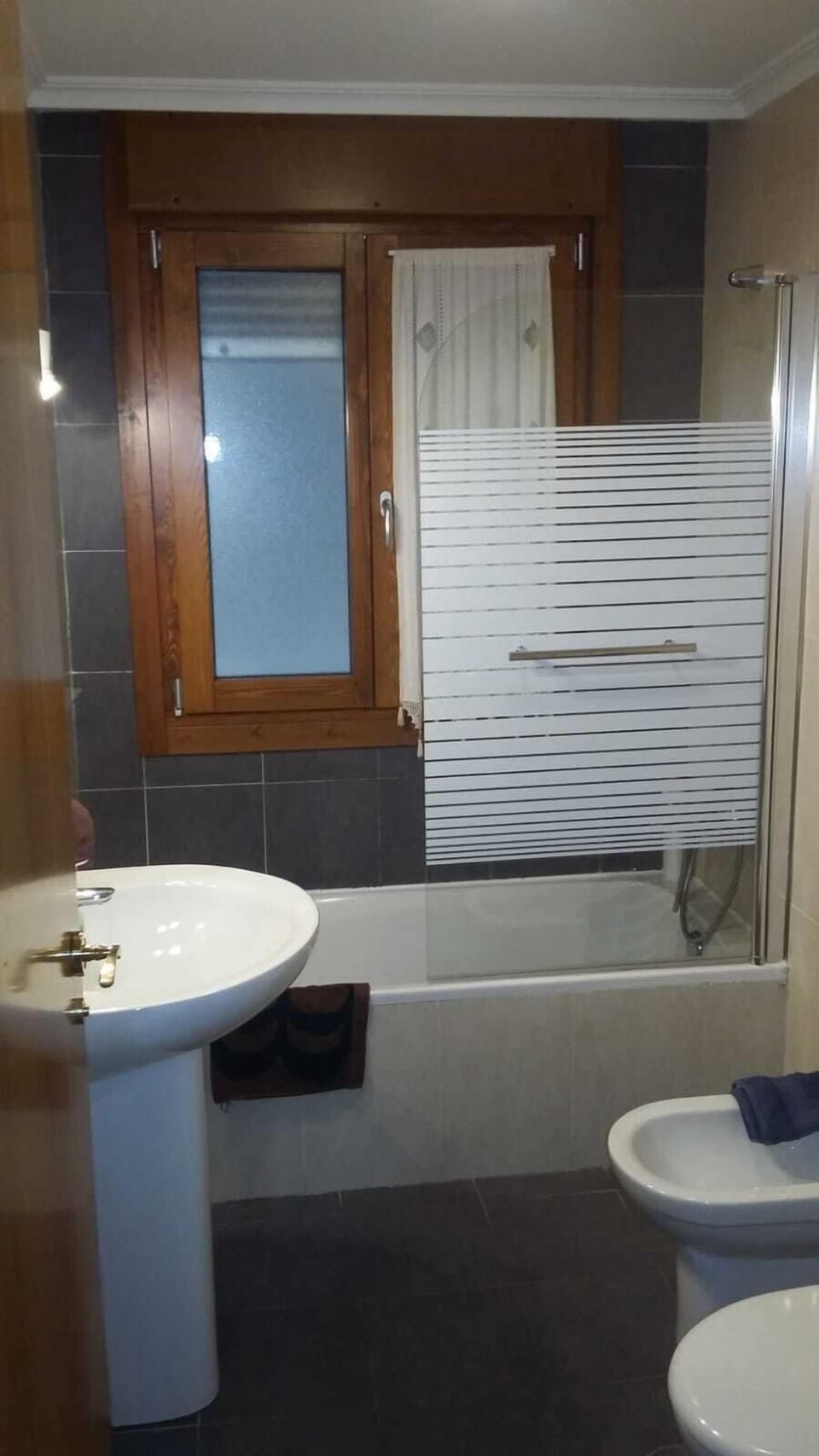 Superior Apartment, 2 Bedrooms | Bathroom | Towels