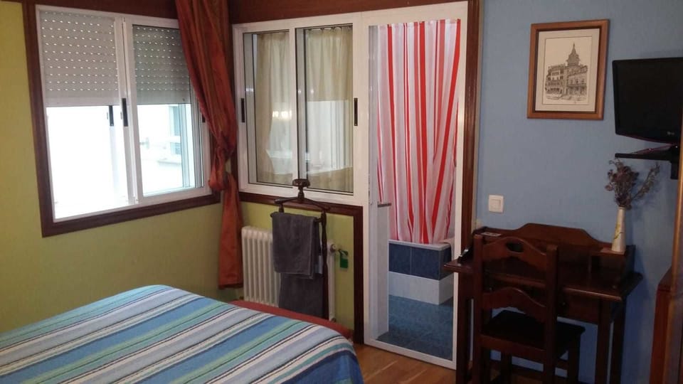 Double Room, Private Bathroom | Individually decorated, desk, cribs/infant beds, rollaway beds