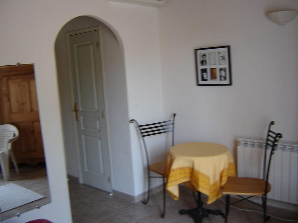 Room (Stella) | In-room dining