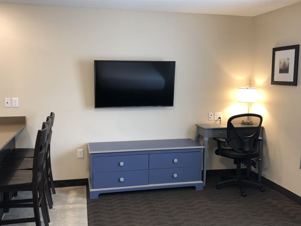 Standard 2 Queen Room | Living area | 50-inch flat-screen TV with premium channels, TV, books