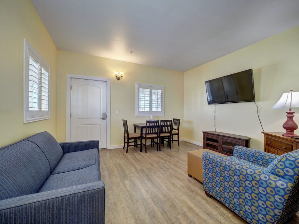 King Suite | Iron/ironing board, WiFi (free), individually furnished, bed sheets