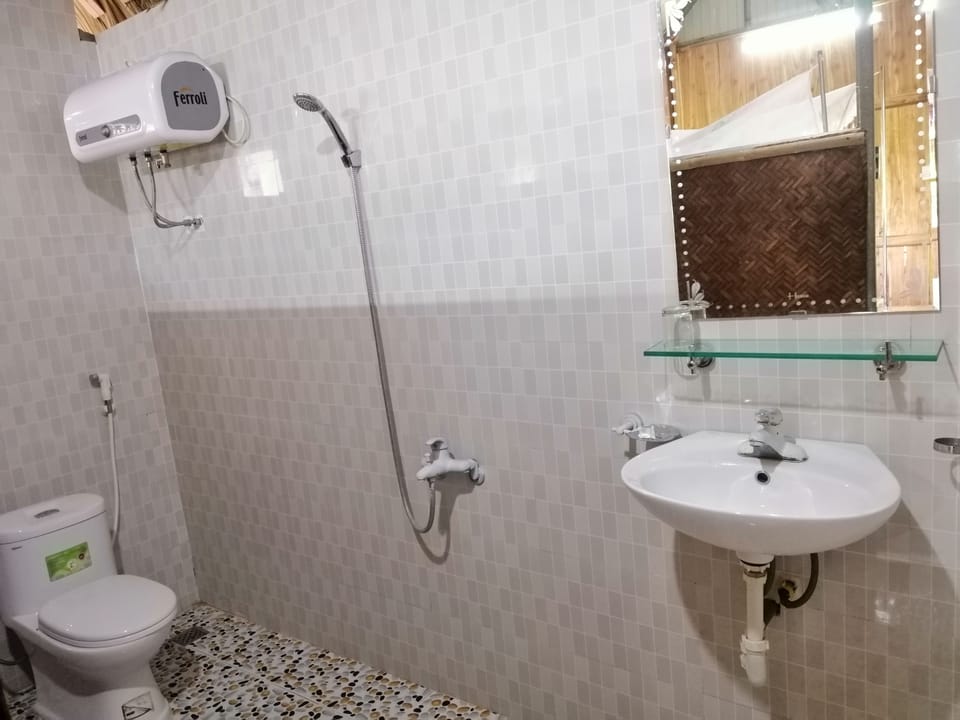 Superior Bungalow | Bathroom | Shower, free toiletries, hair dryer, slippers