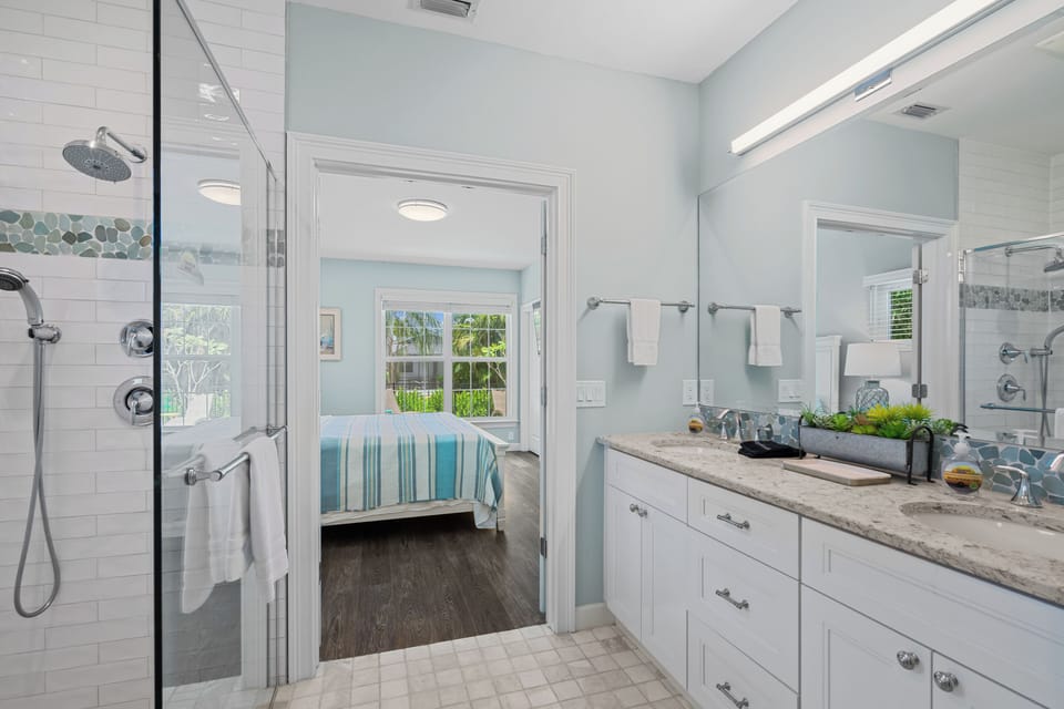 Sardinia Vacation Rental: Delightful Coastal Home near Vanderbilt Beach. Relax in a Private Pool and Spacious 4-BR Retreat with Modern Amenities. Ideal for Families. Minutes from Mercato and Local Attractions House in Naples Park