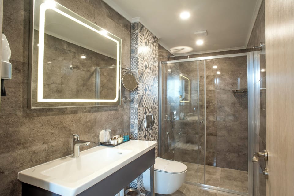 Shower, rainfall showerhead, free toiletries, hair dryer