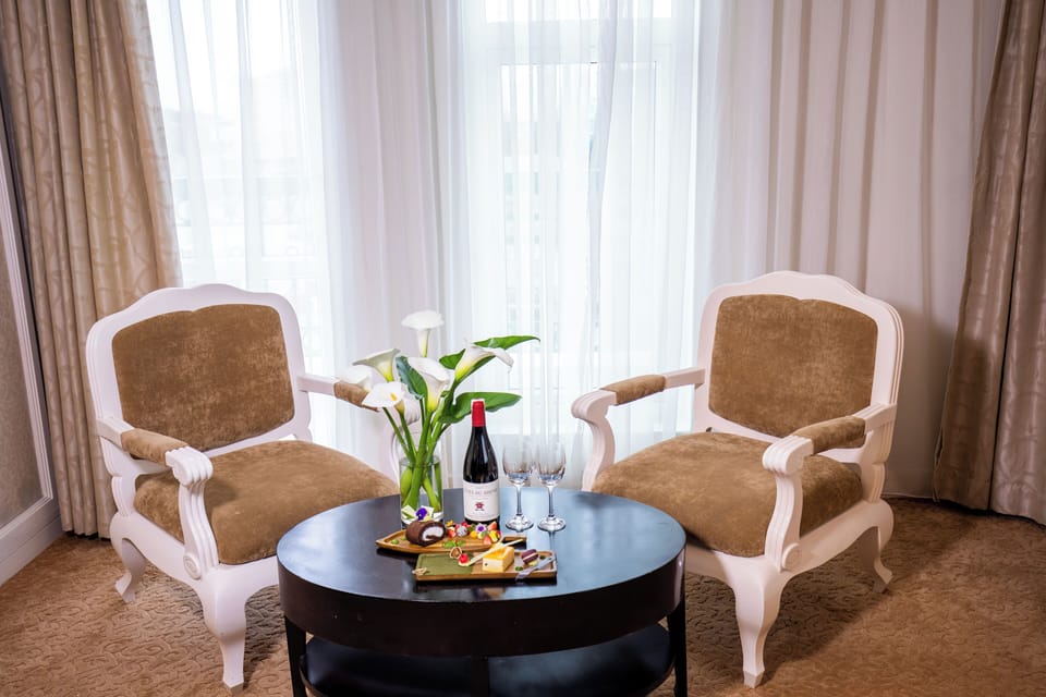 Executive Suite, 1 King Bed | Premium bedding, minibar, in-room safe, desk