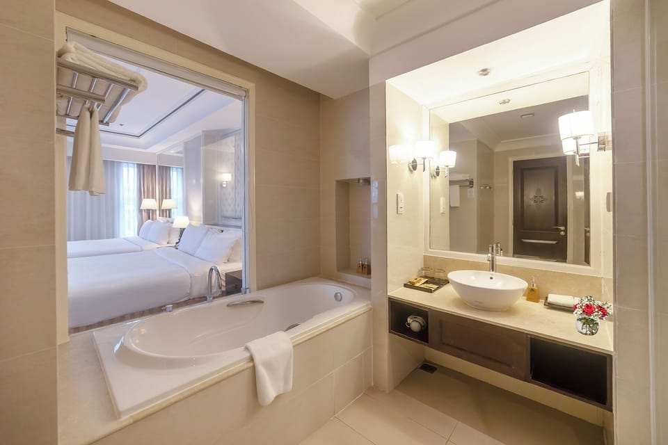Shower, rainfall showerhead, free toiletries, hair dryer