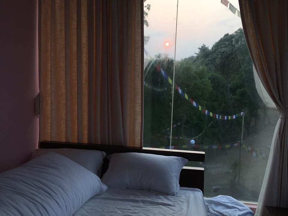 Comfort Room, Mountain View | 1 bedroom, laptop workspace, free WiFi, bed sheets