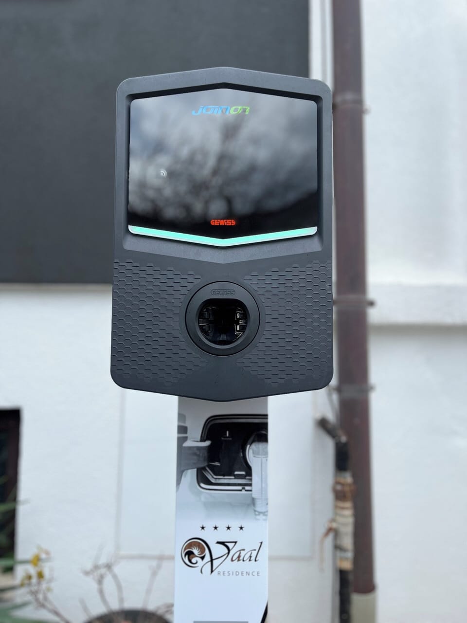 Electric vehicle charging station