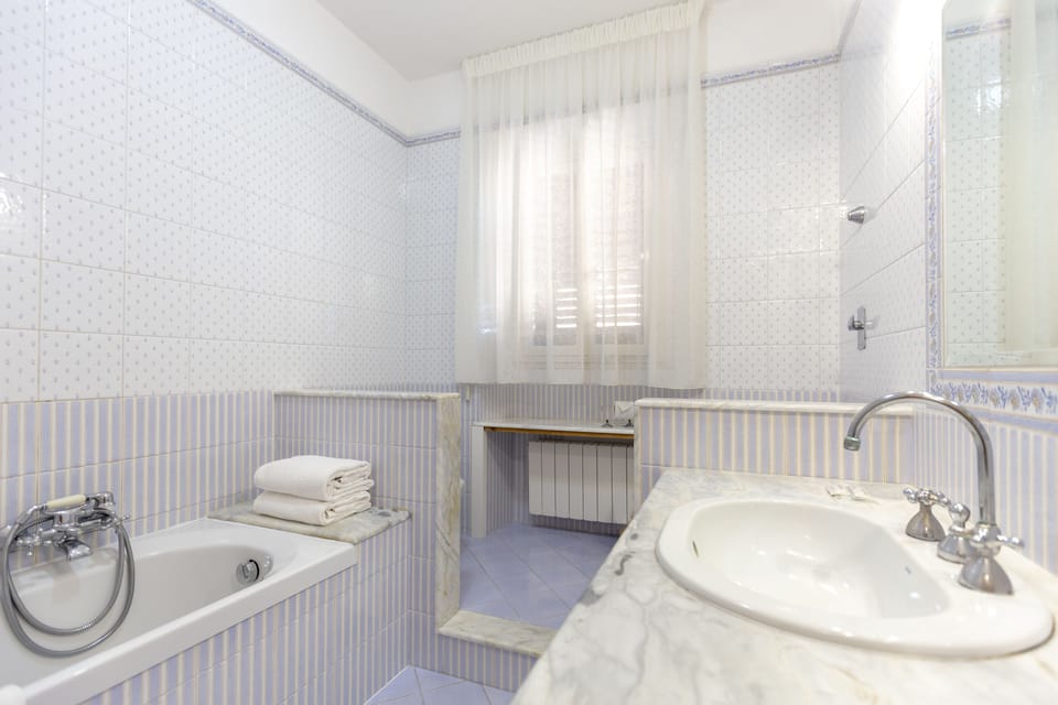Deluxe Double or Twin Room | Bathroom | Hair dryer, towels, soap, shampoo