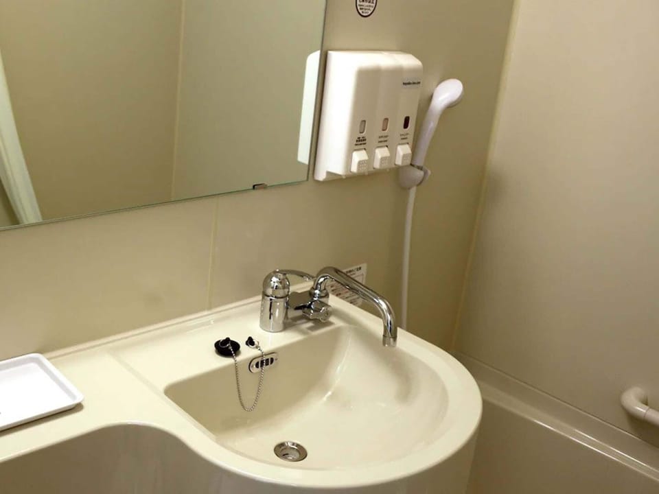 Combined shower/tub, free toiletries, hair dryer, slippers