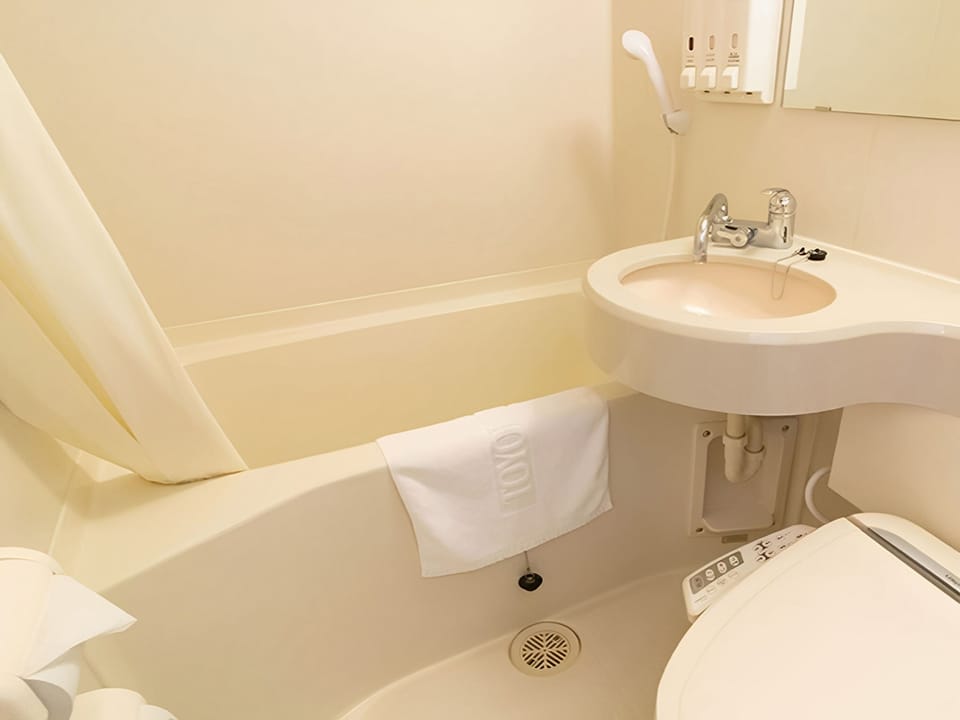 Combined shower/tub, free toiletries, hair dryer, slippers