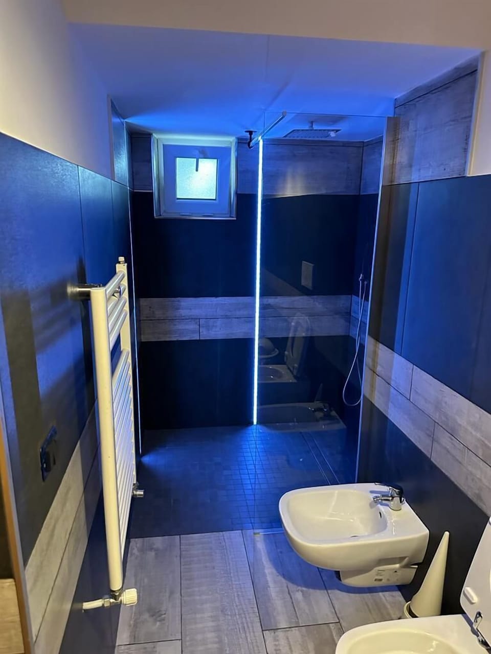 Rainfall showerhead, free toiletries, bidet, towels