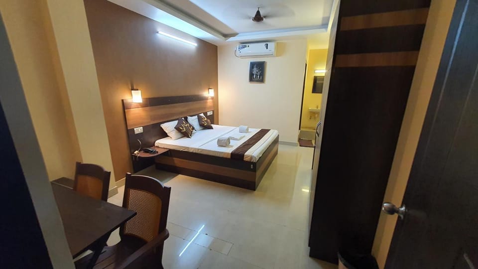 Desk, cribs/infant beds, rollaway beds, free WiFi