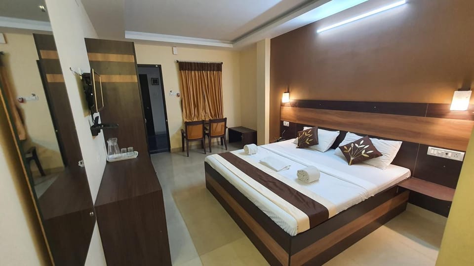 Desk, cribs/infant beds, rollaway beds, free WiFi