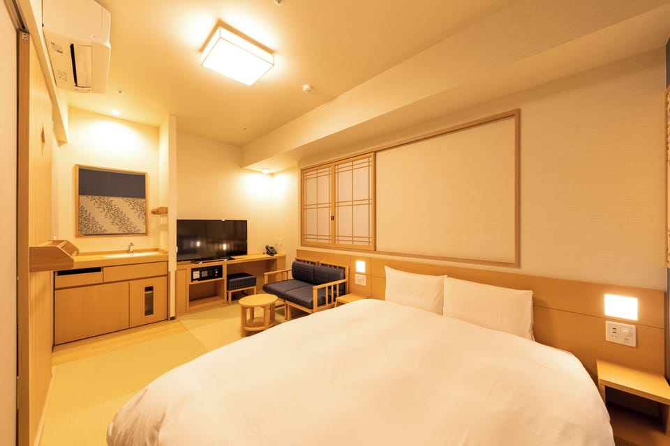 [Late Check out until 13:00] Queen Room, Non Smoking | Down comforters, in-room safe, desk, laptop workspace