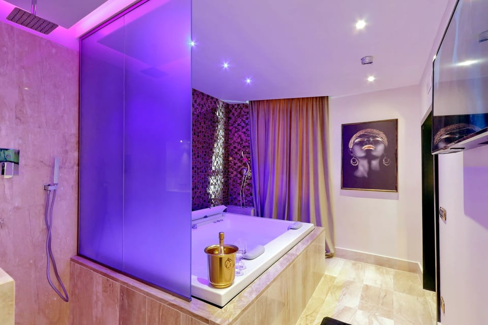 Deluxe Suite, Hot Tub | Private spa tub